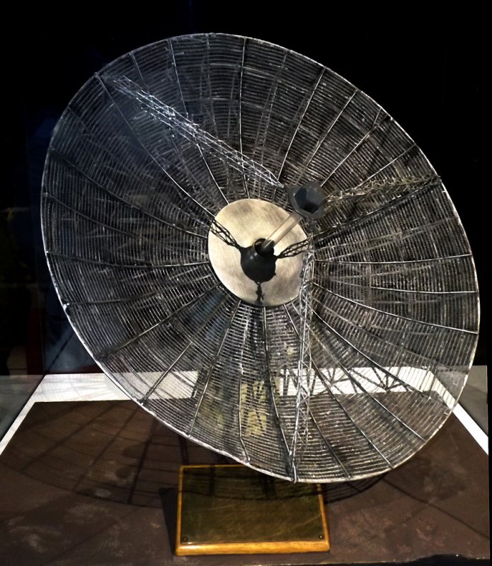 Макет радиотелескопа с параболической антенной
