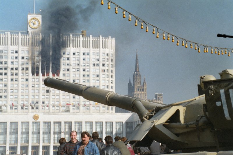 1993 г. — Политический кризис: столкновение исполнительной и законодательной властей 1993 г. — Политический кризис: столкновение исполнительной и законодательной властей